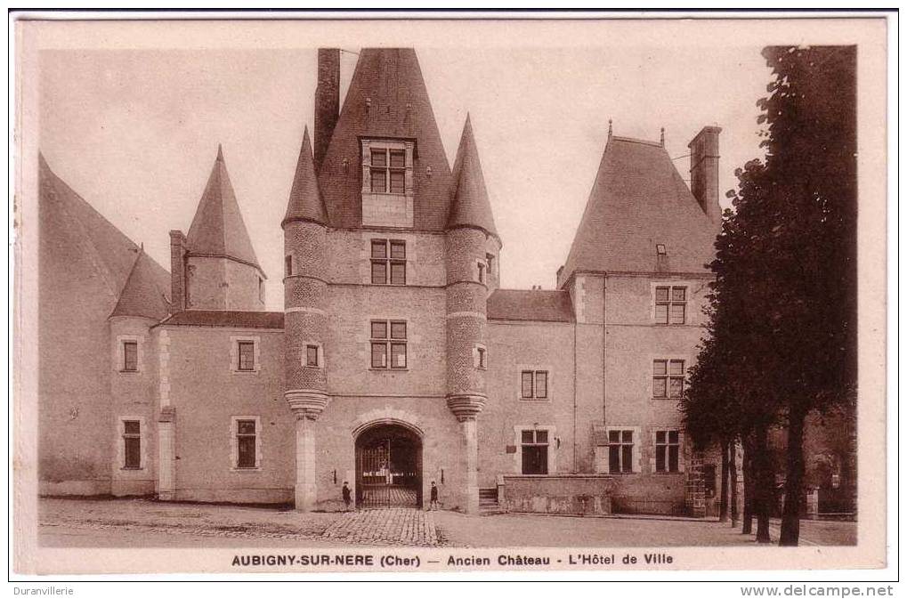 18 Aubigny Sur Nere - L´ancien Chateau Et L´hotel De Ville - Aubigny Sur Nere