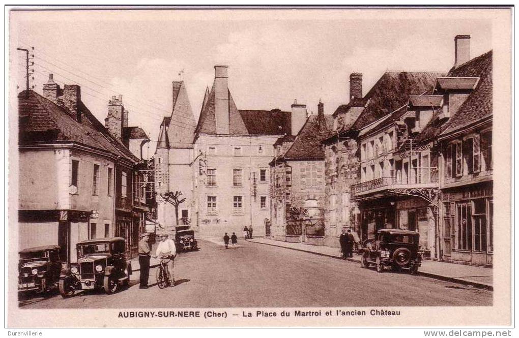18 AUBIGNY Sur NERE - La Place Du Martroi Et L'ancien Chateau - Belle Animation - Aubigny Sur Nere