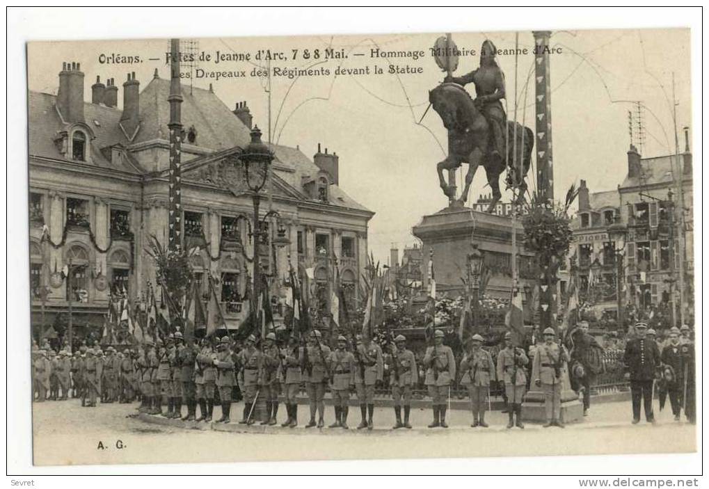 ORLEANS -Fêtes De Jeanne D'Arc 7 Et 8 Mai . Les Drapeaux Des Règiments Devant La Statue. - Orleans