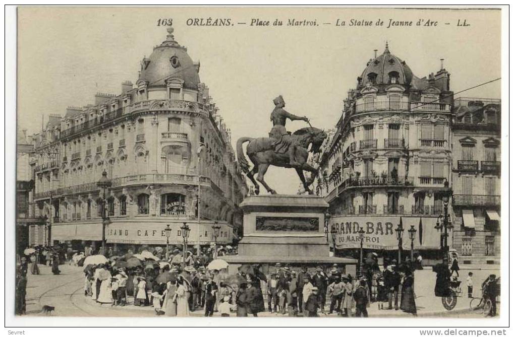 ORLEANS -Place Du Martroi - La Statue De Jeanne D´Arc .  Très Belle Animation. - Orleans