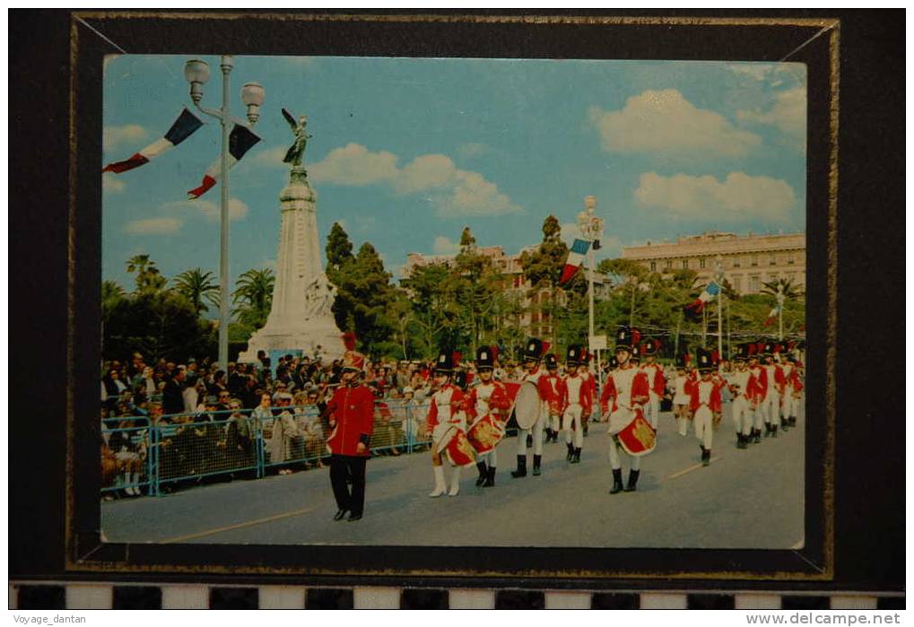 NICE LA BELLE ET SES FETES DEFILE SUR LA PROMENADE ET LE MONUMENT DU CENTENAIRE - Monumenti, Edifici