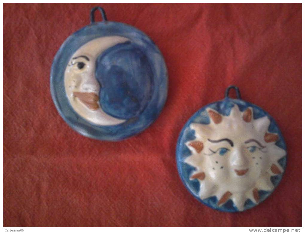 2 Petites Céramiques à Suspendre De Caltaginone Signé Carco - La Lune Et Le Soleil - Non Classés