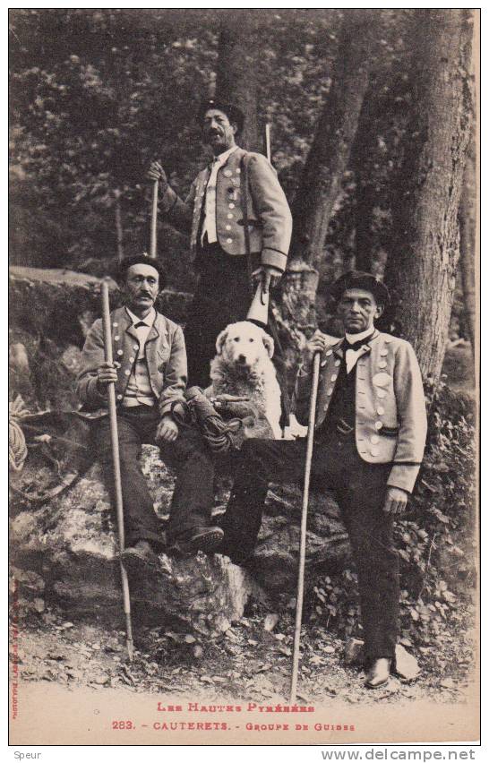 Cauterets, Hautes Pyrénées. No. 283 D´ Une Série, ± 1910. Groupe De Guides Et Un Chien. - Cauterets