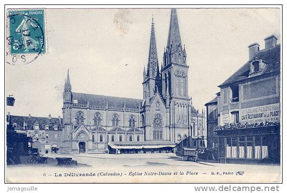 La Délivrande 14 - Eglise Notre-Dame Et La Place - 7.6.1900 - R-1 - La Delivrande