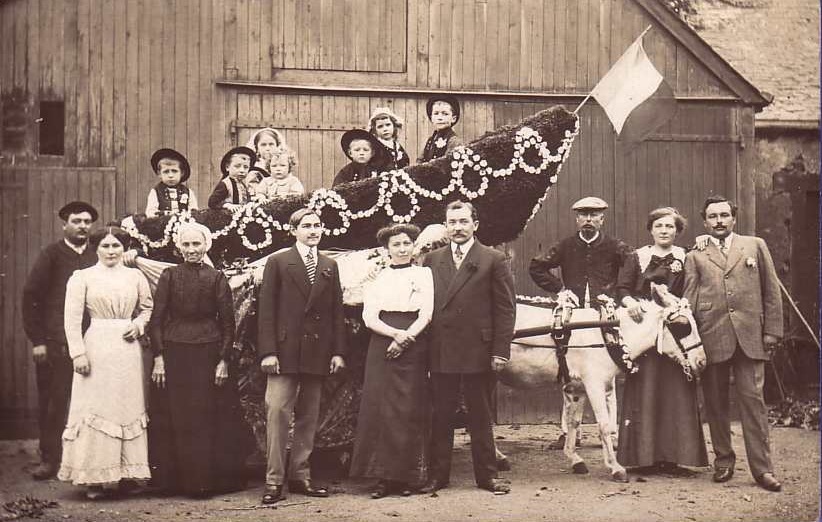 FRANCE CARTE DE PHOTO A IDENTIFIER A LOCALISER  **  CORTEGE DE FLEURS MANIFESTATION ENFANTS  FETE NATIONALE  ATTELAGE ?? - A Identifier