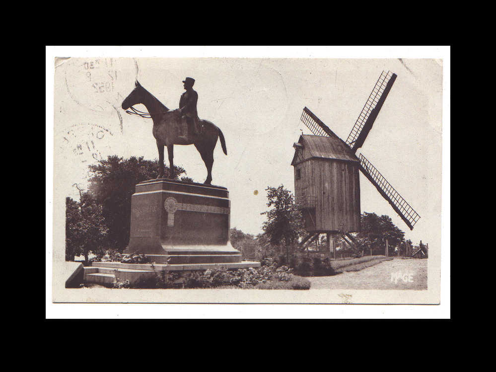 CASSEL - LA STATUE DU MARECHAL FOCH ET LE VIEUX MOULIN - Cassel