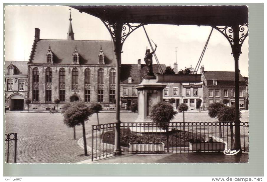 CPSM 59-HONDSCHOOTE Grand Place - Hondshoote