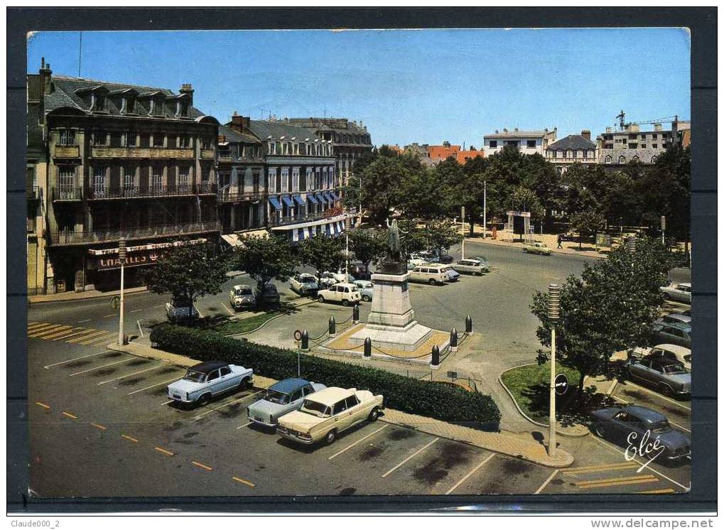 TARBES . La Place De Verdun  Trés Animée Avec Véhicules Anciens . Voir Recto - Verso  (L549) - Tarbes