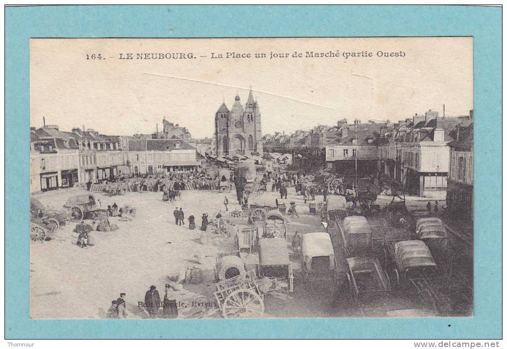27  -  LE NEUBOURG . - La Place Un Jour De Marché ( Partie Ouest )  - 1915 -  CARTE ANIMEE  - (  Trace Rayure ) - Le Neubourg