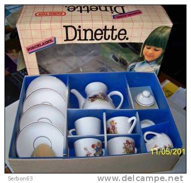 JEU DINETTE EN PORCELAINE 12 PIECES NEUVE ANNEES 1980 FERMETURE DE MAGASIN AVEC SA BOITE D'ORIGINE BON ETAT JOUET ENFANT - Autres & Non Classés