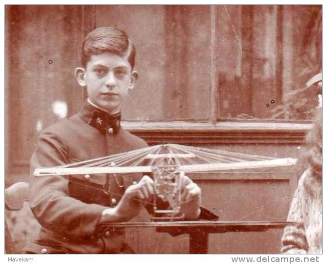 Photographie Sur Carton "  Enfant Avec Jouet  En Metal Helicoptere, Meccano ? "   Col Avec Croix De Lorraine 1926 - Autres & Non Classés