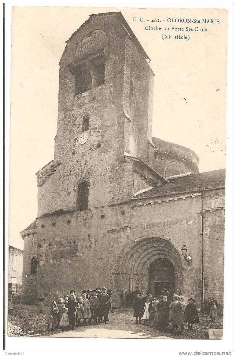 64 -  OLORON-Ste-MARIE  -  Clocher Et Porte Ste-Croix -  Animée  Enfants Des écoles Bien Sagement Regroupés - Oloron Sainte Marie