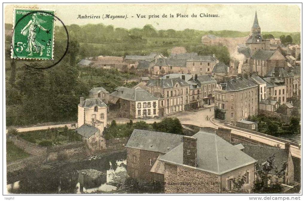 Ambrières (Mayenne) Vue Prise De La Place Du Château - Ambrieres Les Vallees