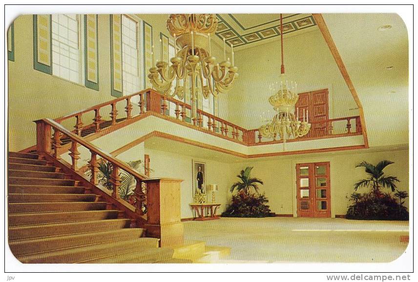 HAMILTON CITY HALL. MAIN ENTRANCE SHOWING STAIRWAY OF BERMUDA CEDAR. BERMUDA. - Bermudes