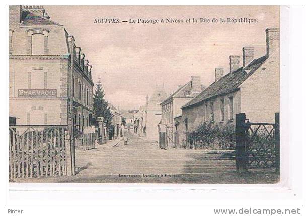 SOUPPES - Le Passage à Niveau Et La Rue De La République - Souppes Sur Loing