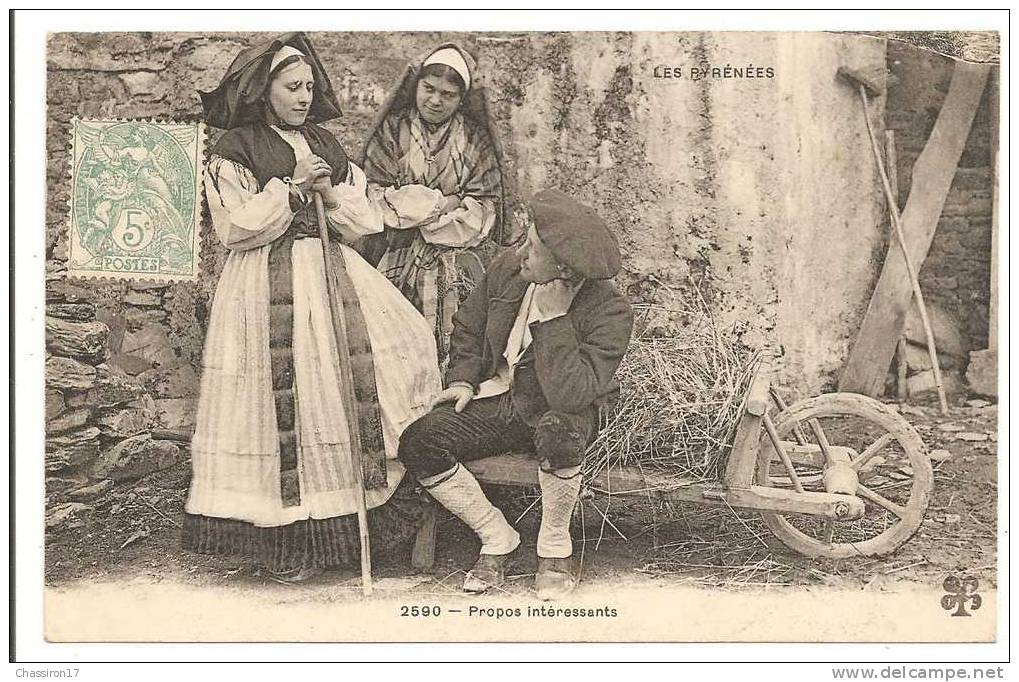 64 -   LES  PYRENEES -  Propos Intéressants - Un Homme Assis Sur Une Brouette Parlant à 2 Jeunes Femmes - Other & Unclassified