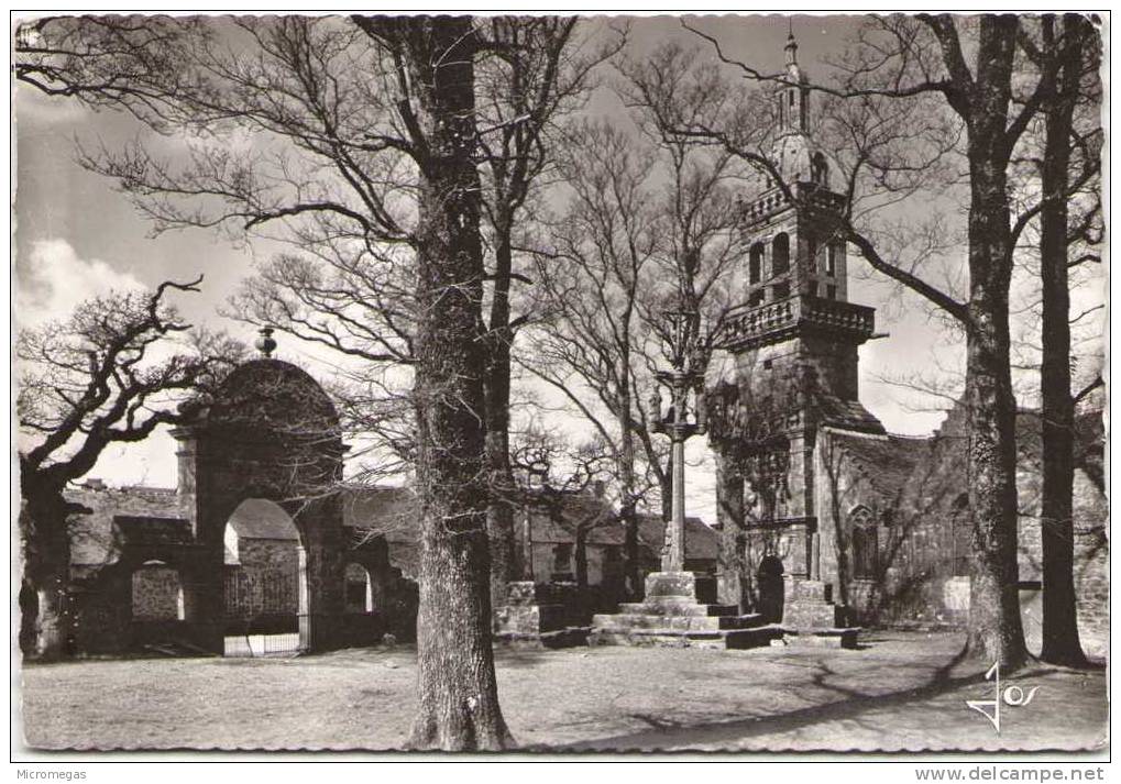 SAINTE-MARIE-du-MENEZ-HOM (en Plomodiern, Finistère) - L'enclos Paroissial Avec Son Arc De Triomphe, Le Calvaire... - Plomodiern