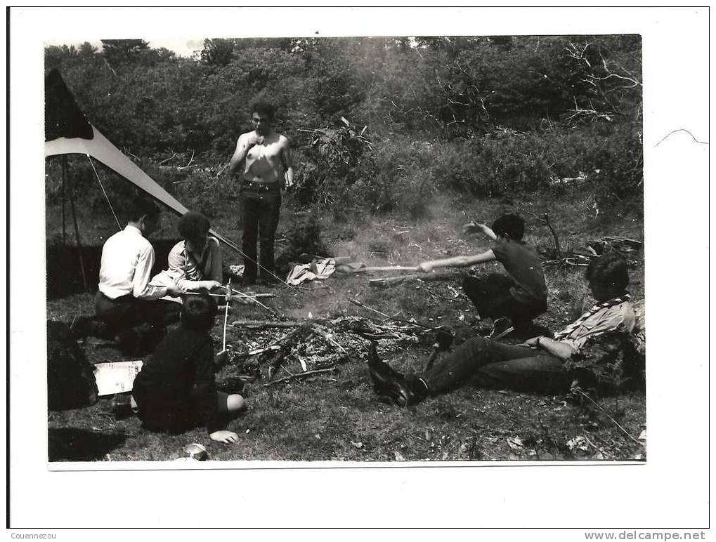 P241   PHOTO ORIGINALE SCOUT  LA VIE AU CAMP LE FEU DE CAMP                      Scoutisme - Scoutismo