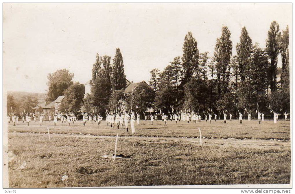 A IDENTIFIER   CP  PHOTO  PARADE SUR TERRAIN   TENUE  SHORT BLANC  FANION - Gymnastics