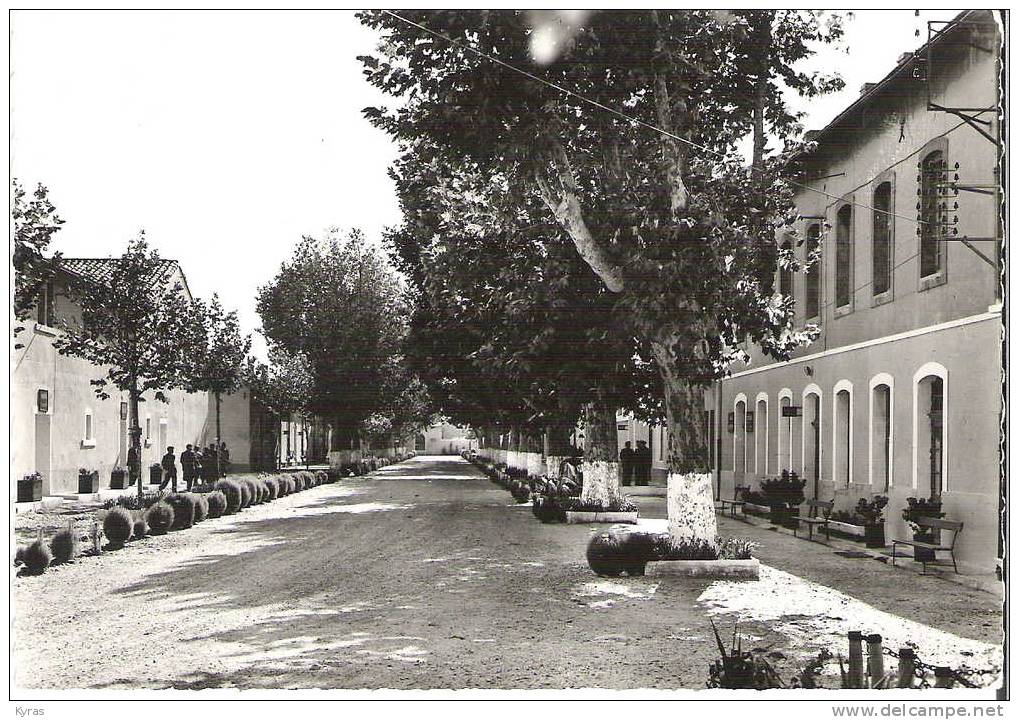 CPSM 10X15 . MILITARIA .TARASCON SUR RHONE ( 13 ) LA CASERNE - Casernes