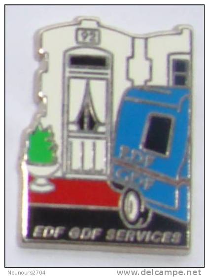 Pin's EDF GDF SERVICES - Porte D´entrée Et Voiture - Decat ? - Zamac - 819 - EDF GDF