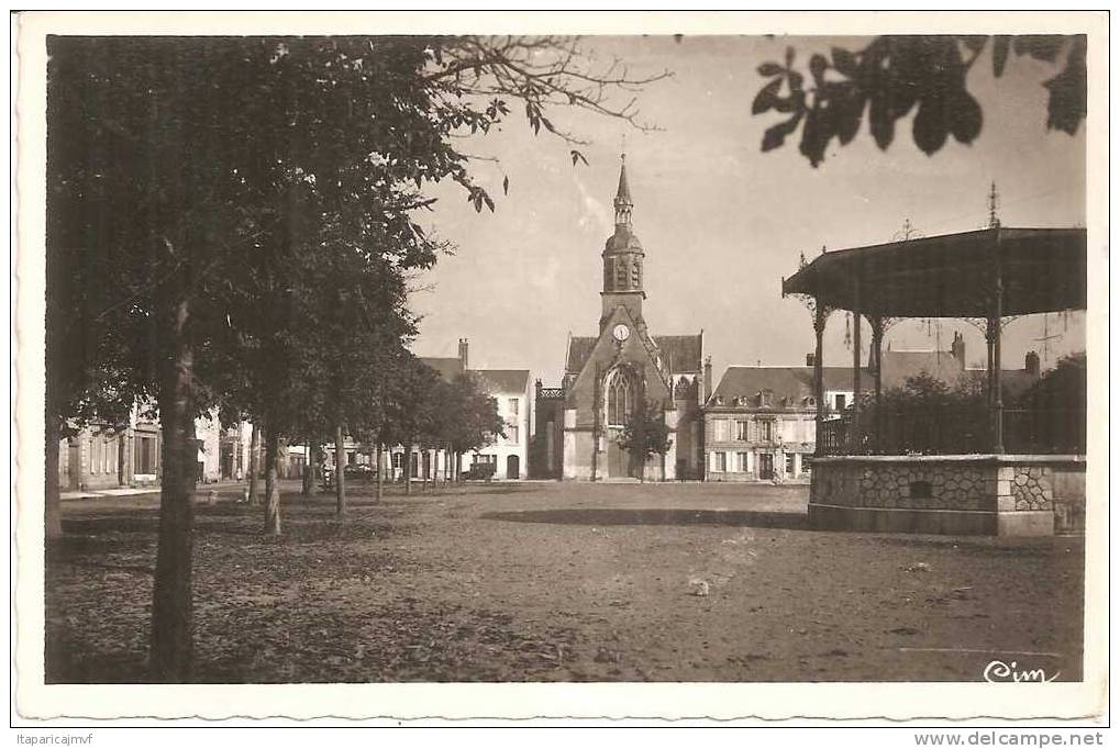 Loir Et Cher :  MONTOIRE  Sur  Le  LOIR  :  L ' église  Et La Place  Clemenceau - Autres & Non Classés