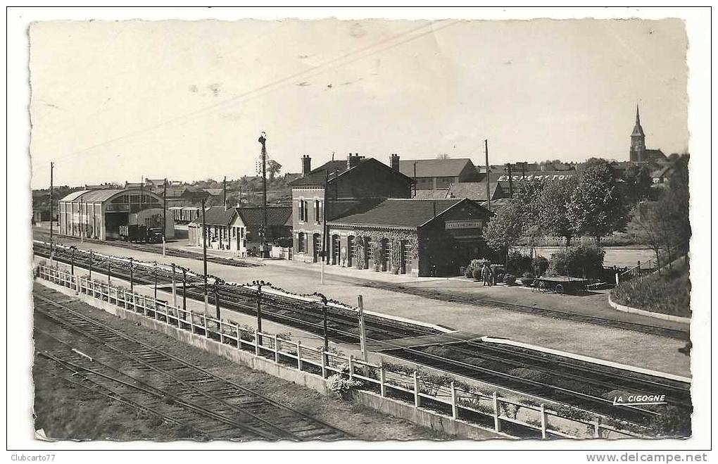 Villiers-Bretonneux  (80) : La Gare Côté Voies Env 1950 (animée). - Villers Bretonneux