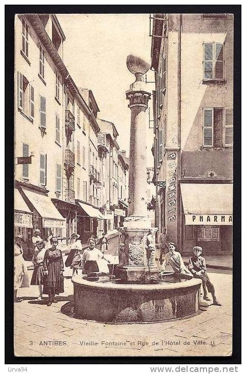 CPA  ANCIENNE- FRANCE- ANTIBES (06)- LA VIEILLE FONTAINE ET RUE DE L'HOTEL DE VILLE- TRES BELLE ANIMATION- PHARMACIE- - Altri & Non Classificati