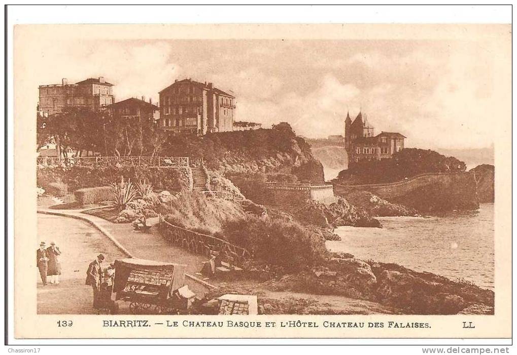 64 -  BIARRITZ  - Le Château Basque Et L´Hôtel Ch^teau Des Falaises  -  Animée  Marchand Ambulant De Cartes Postales - Biarritz