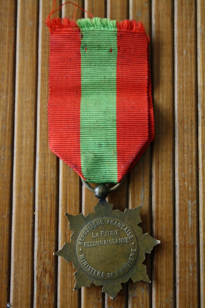 PORT OFFERT MEDAILLE Du Travail  Décoration CIVILE REPUBLIQUE FRANCAISE MINISTERE DE L´HYGIENE LA PATRIE RECONNAISSANTE - Professionnels / De Société