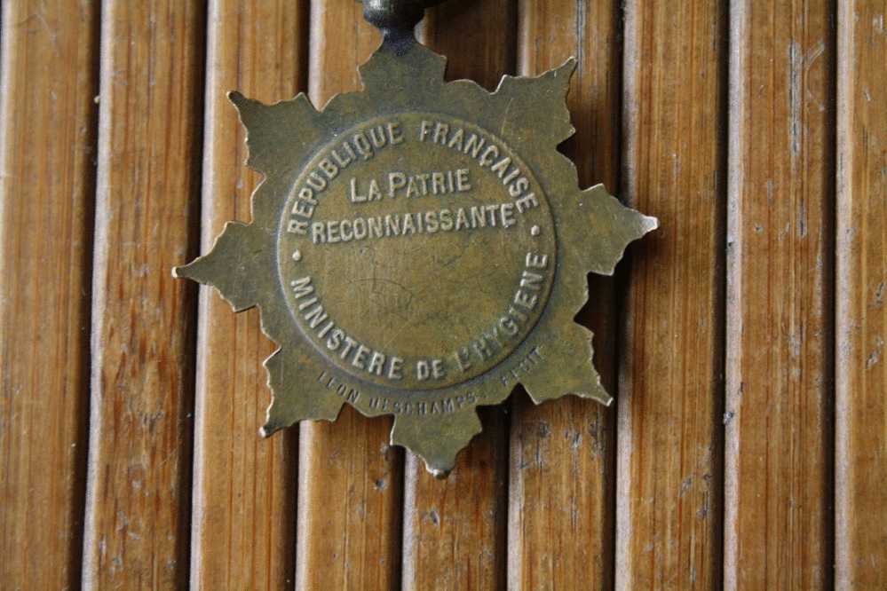 PORT OFFERT MEDAILLE Du Travail  Décoration CIVILE REPUBLIQUE FRANCAISE MINISTERE DE L´HYGIENE LA PATRIE RECONNAISSANTE - Professionals/Firms