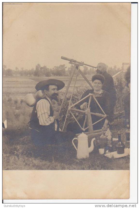 PHOTOGRAPHIE ORIGINALE D'un Déjeuner Sur L'herbe Avec Personnages Et Observation à La Lunette - Sterrenkunde