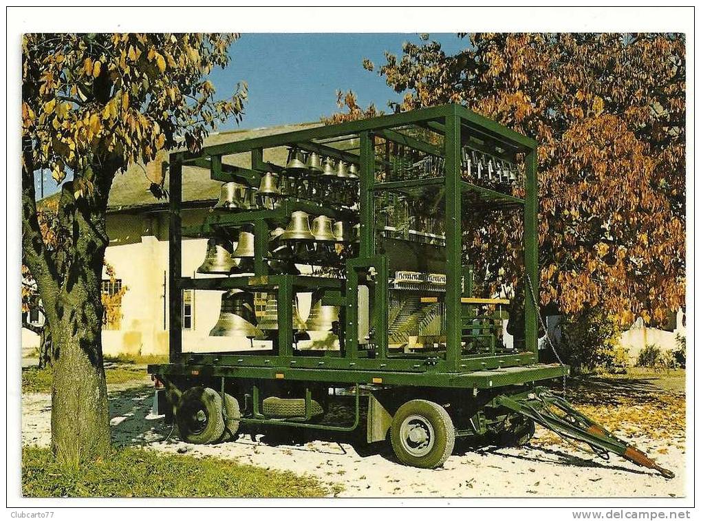 Annecy-le-Vieux (74) : Le Carillon Ambulant De 49 Cloches Fonderie De Cloche Env  1980  (animée). - Annecy-le-Vieux