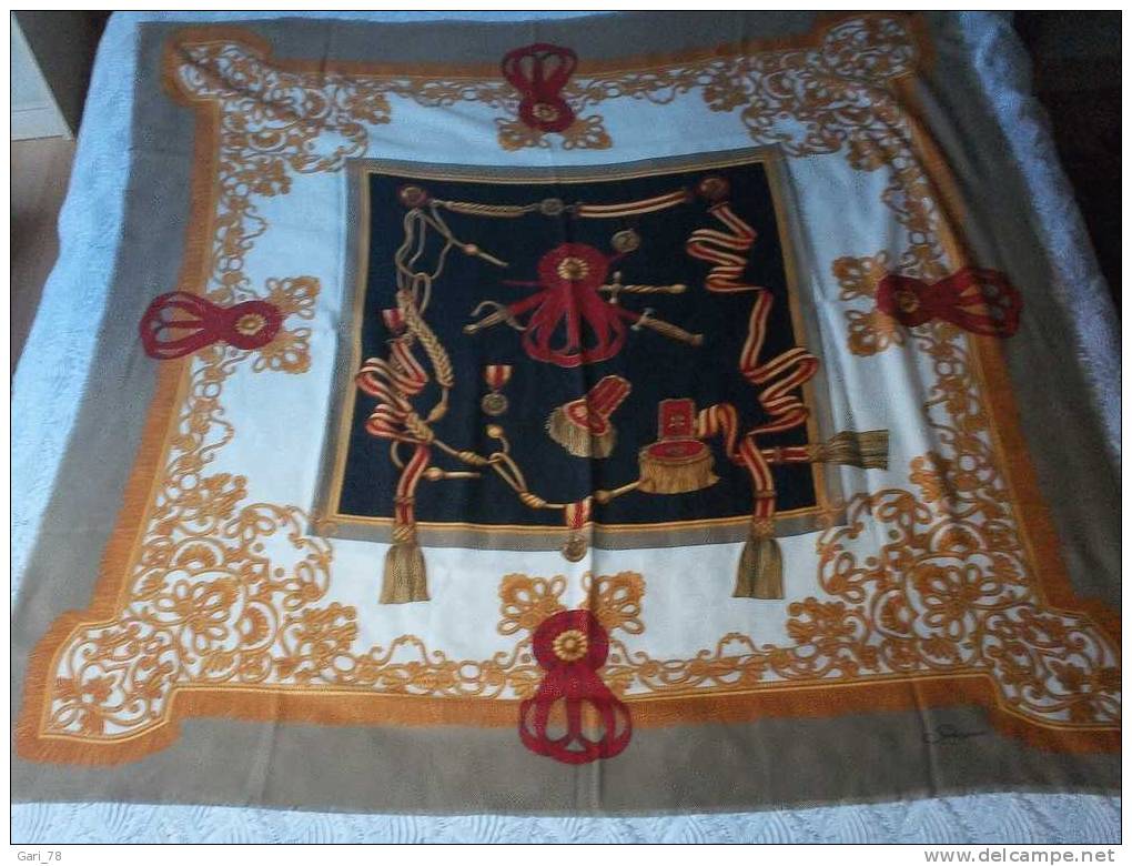 Très Grand Foulard Ou étole SALANGANE 120 X 120 - Hoofddoeken En Sjaals