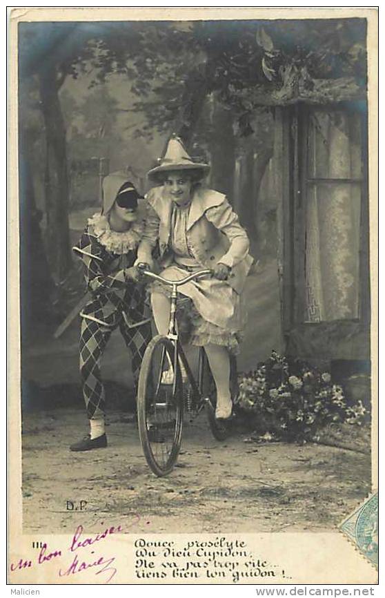 THEMES- Ref  C968- Pierrot Et Colombine - Theme Pierrots - Velos- Bicyclette - Carte Bon Etat - - Couples