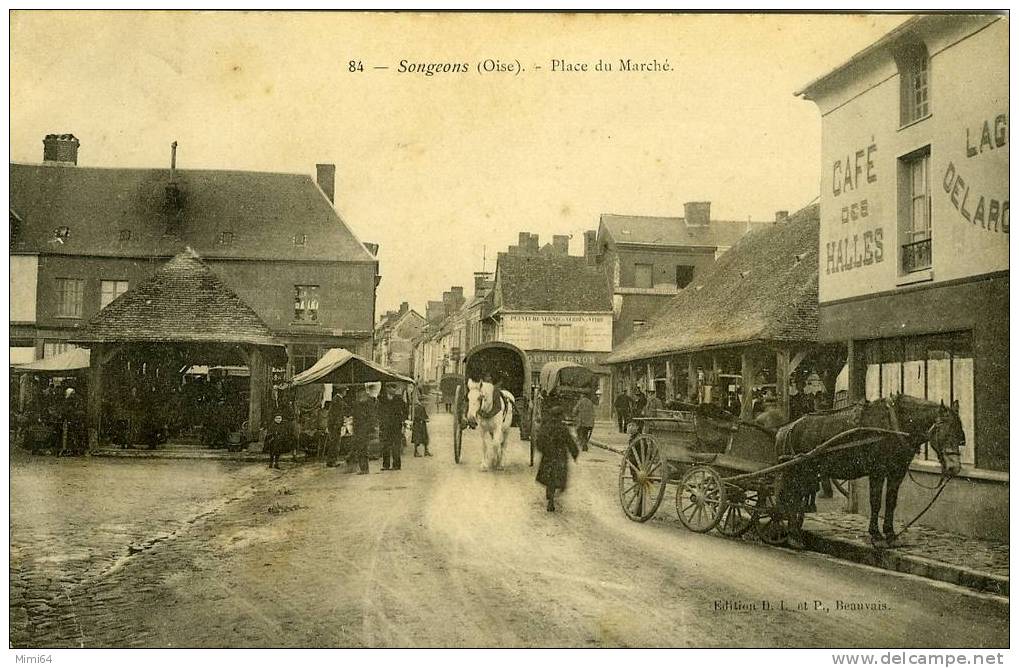 60 . SONGEONS . PLACE DU MARCHE , ET LE CAFE DES HALLES .  ATTELAGES - Songeons