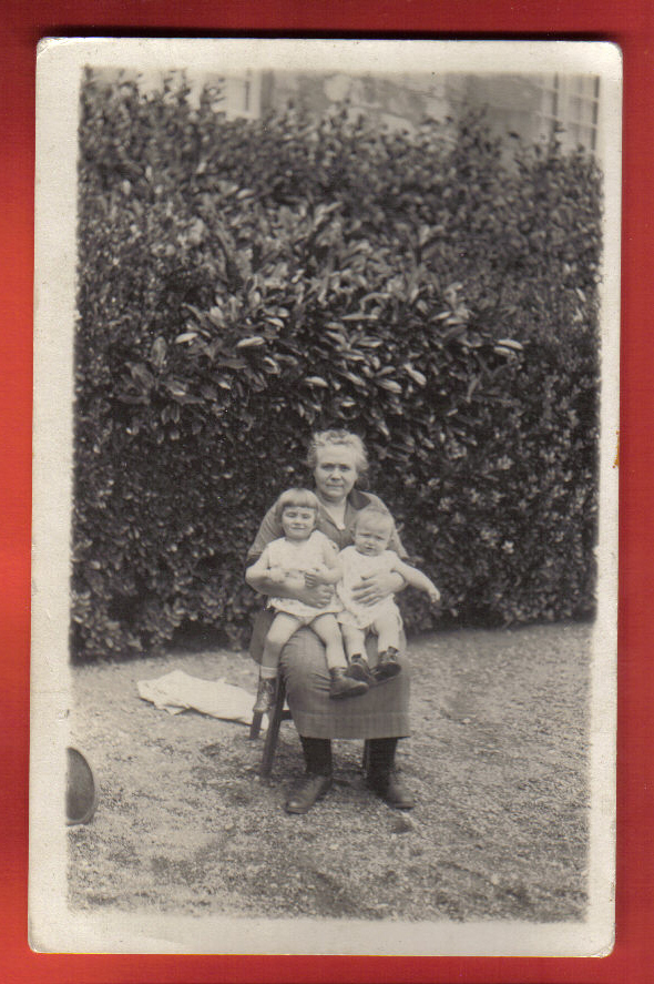 V1089 Carte-Photo, Grand-maman Et Deux Petits-enfants.Non Circulé. - Photographie