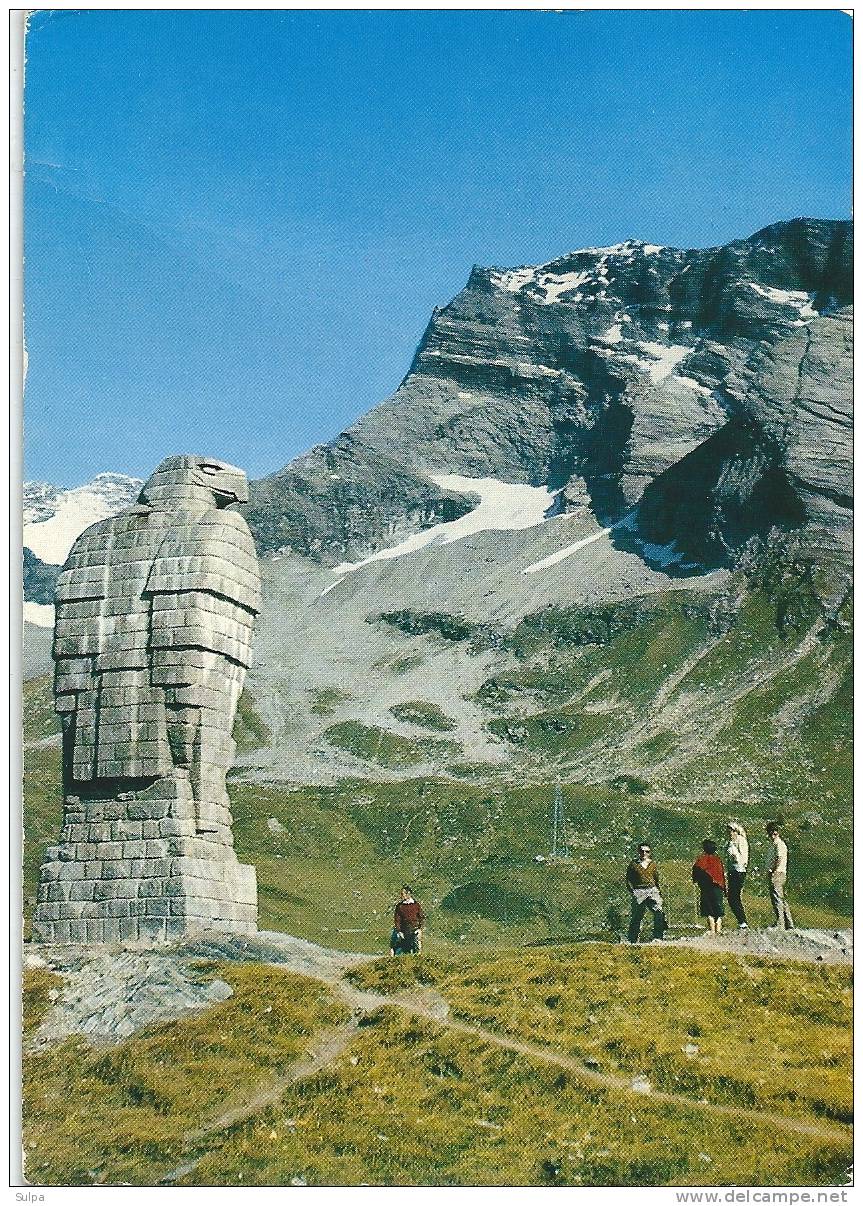 Simplonpass - Simplondenkmal, Mit Touristen - Simplon