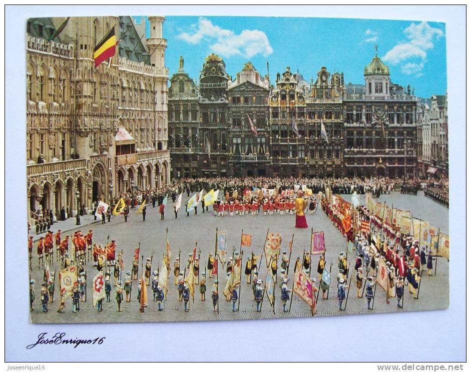 BRUXELLES, BRUSSEL, GRAND´PLACE DRAPEUX DES CORPORATION - Corsi