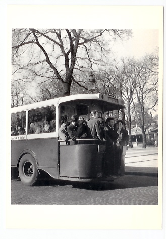 Robert Doisneau: Plate Forme De Bus Du 73, Neuilly - Pont De La Jatte  1950 (10-2440) - Doisneau