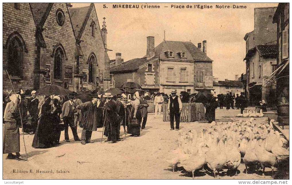 Mirebeau - Place De L'Eglise - Mirebeau