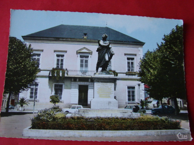 42  FEURS  Hotel De Ville Et Statue Michel Combe  NON  Circulee   Edit Cim  N° Ac 30   LOIRE - Feurs