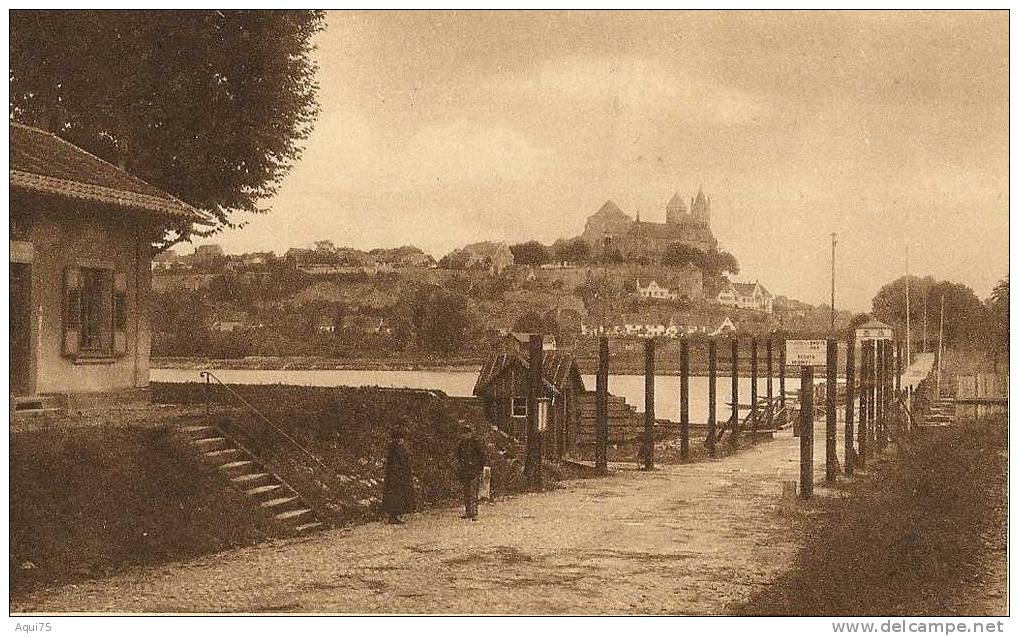 Neuf Brisach L'entrée Du Pont De Bateaux(2 Personnages) - Neuf Brisach