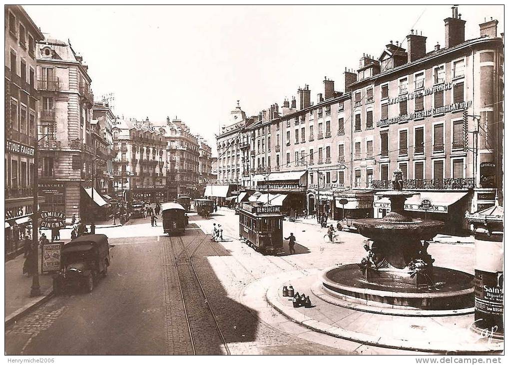 Grenoble ( Isère)le Tramway Place Grenette - Grenoble