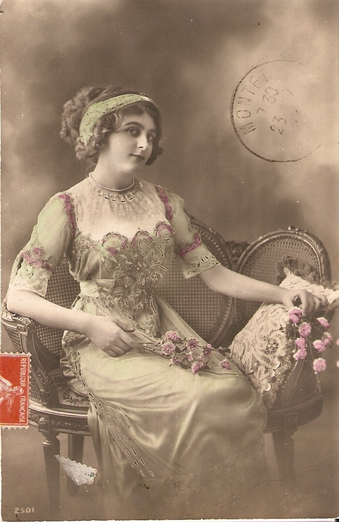 Cartes Postales - Portrait De Jeune Femme Avec Roses - Vrouwen