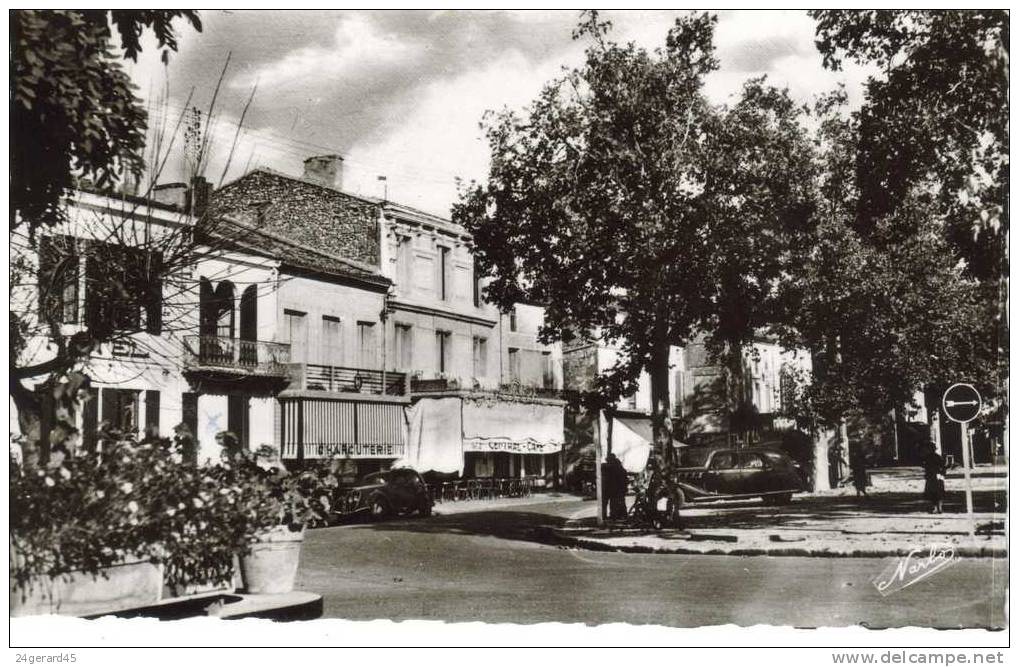 CPSM CASTELJALOUX (Lot Et Garonne) - Place Gambetta - Casteljaloux