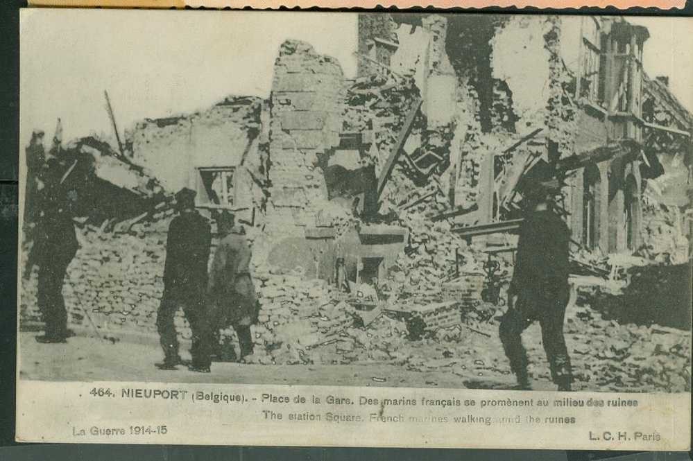 NIEUPORT PLACE DE LA GARE DES MARINS FRANCAIS SE PROMENENT AU MILIEU DES RUINES  Dw37 - Nieuwpoort