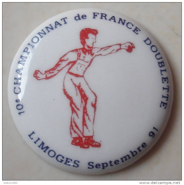 Pin´s Pétanque Boule En Porcelaine.Limoges 10 Championnat De France De Doublettes. - Pétanque