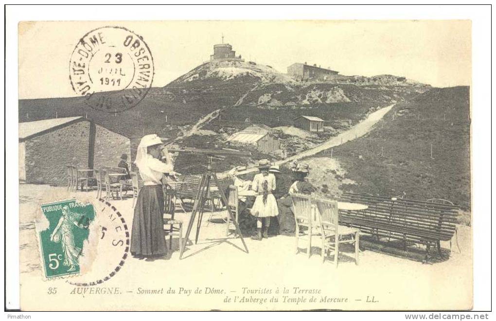 35  AUVERGNE - Sommet Du Puy De Dome ,Touristes à La Terrasse De L´ Auberge Du Temple De Mercure - Auvergne Types D'Auvergne