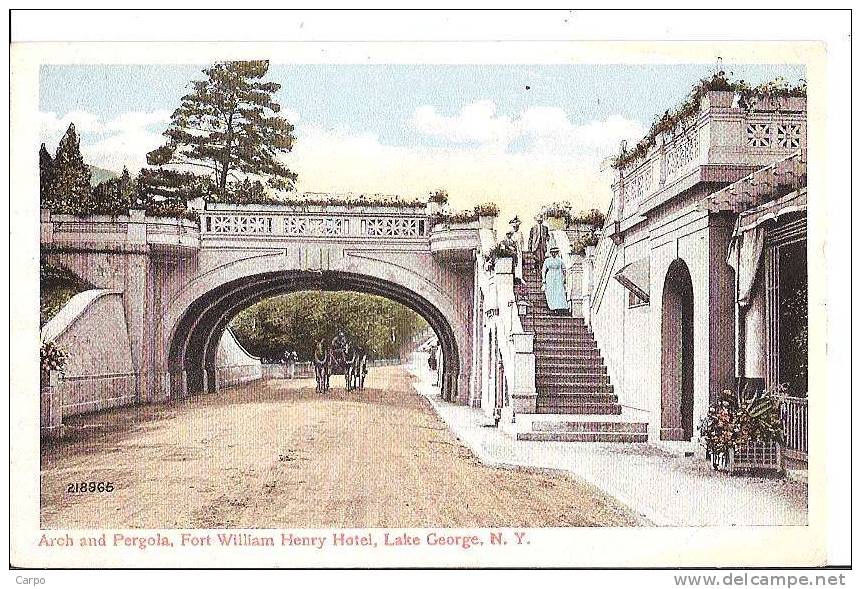 NEW-YORK (NY). - LAKE GEORGE. Arch And Pergola, Fort William Henry Hotel. - Lake George